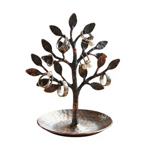 Petit support à bagues en métal en forme d'arbre, présentoir de bijoux de bureau avec crochets en forme de feuille et plateau de base pour bagues et boucles d'oreilles - Product Image 1