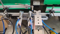 Machine automatique d'insertion de mèches de bougies pour le placement, le réglage et le centrage des mèches dans les pots