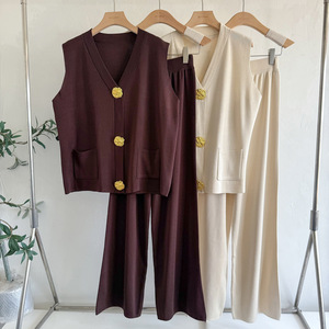 Ensemble deux pièces décontracté pour <span class=keywords><strong>femme</strong></span>, style européen et américain, <span class=keywords><strong>gilet</strong></span> tricoté à col en V avec boutons dorés et pantalon ample, idéal pour l'été. - Product Image 5