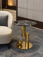 Table d'appoint ronde en pierre microcristalline noire avec piétement en acier inoxydable doré et accent sphérique pour hôtel, salon, OEM