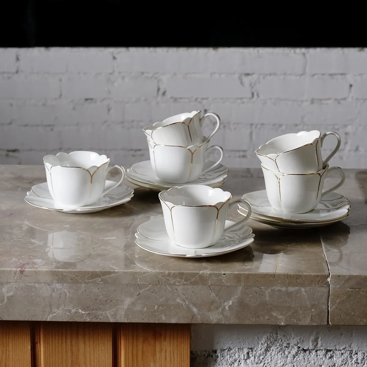 Tazze da tè e piattini reali a forma di fiore di giglio con Set da tè in porcellana con finiture dorate per Set di tazze da tè bianche