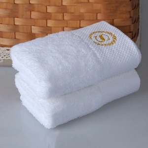 Toalla de baño de algodón peinado blanca personalizada al por mayor duradera y lavable <span class=keywords><strong>para</strong></span> hostelería patrón novedoso <span class=keywords><strong>para</strong></span> hoteles - Product Image 4