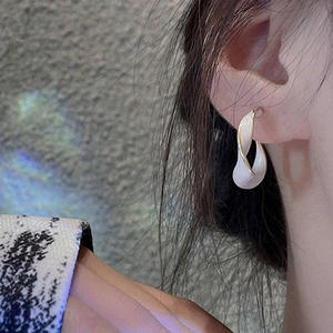 Elegantes pendientes de aro con perlas y concha chapada en oro para mujer, diseño ovalado blanco minimalista para uso diario - Product Image 5