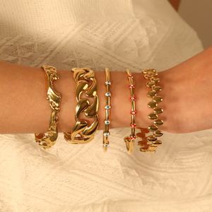 Bracelet manchette ouvert en acier inoxydable plaqué or 18 carats, motif vague martelée irrégulière, étanche, pour femme, vente en gros - Product Image 1