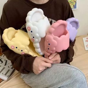 Nouvelles pantoufles super douces comme des nuages pour femmes, intérieures et extérieures, antidérapantes, semelle souple, visage souriant mignon - Product Image 1