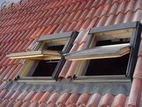 Nouvelle conception de toit ouvrant électrique en aluminium et en bois Fenêtres de toit à pivot central Un design audacieux pour les maisons modernes