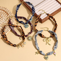 Collier Écharpe Tendance pour Femme, Personnalisé, Léger, en Tissu Imprimé Léopard, avec Pendentif Noué