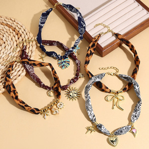 Collana Sciarpa da Donna alla Moda, Personalizzata, Leggera, con Stampa Leopardata, in Tessuto Annodato, con Ciondolo - Product Image 2