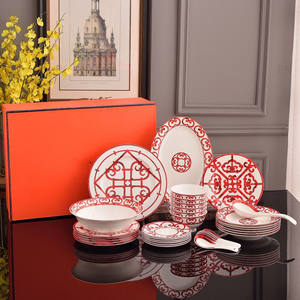Service de vaisselle en céramique vintage pour 6 personnes, assiettes en porcelaine au design rouge, bols à soupe, cuillères avec logo personnalisé - Product Image 1