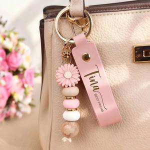 Porte-clés en cuir avec perles Daisy - Porte-clés personnalisé avec gravure de nom, Charme floral mignon pour sac, Accessoires esthétiques pour sac à main - Product Image 2