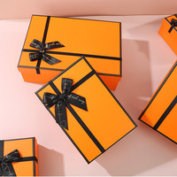 Boîte cadeau carrée en carton magnétique orange avec logo personnalisé, doublure en éponge, ruban, fleurs, bouquets, bougie aseptique