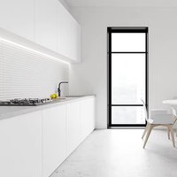 Cuisine sur mesure minimaliste blanche, armoires modulaires sans poignées avec crédence en carreaux pour appartement