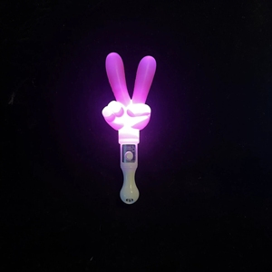 Bâton lumineux LED en gros pour geste de victoire, bâton lumineux en forme de V, jouet de concert, logo personnalisé disponible - Product Image 4