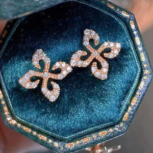 Boucles d'oreilles clous papillon en or rose avec diamants ronds taille brillant sertis pavé, bijoux fins classiques pour femme, à porter au quotidien - Product Image 4