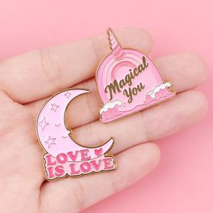 Broche en alliage de zinc nickel noir avec motif rose, finition UV, mignonne, pour sac à dos et vêtements, livraison immédiate, vente en gros - Product Image 3