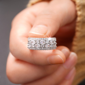 Anello con Accento in Cristallo Geometrico per Donne, Accessorio di Moda Minimalista ed Elegante per Uso Quotidiano - Product Image 3