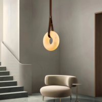 JYLIGHTING Suspension en pierre naturelle en albâtre espagnol en forme de donut, avec sangle en cuir marron, style moderne et minimaliste, pour chevet