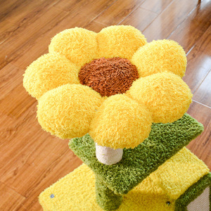 Arbre à chat en bois moderne, écologique et tendance avec maisonnette et jouets - Product Image 4