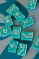 Offre Spéciale : Jeu de Mahjong Américain de Luxe en Acrylique Vert avec Motifs Paon, Lion et Floral – Idéal pour Jeu de Table et Cadeau