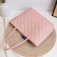 Nouvel Arrivage Sac Fourre-Tout Matelassé Losanges pour Femme 2026 Sac à Bandoulière pour Femme Décoré d'un Foulard en Soie pour Usage Quotidien Vente en Gros