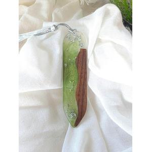 Marcapáginas de resina y madera: una combinación perfecta de creatividad, artesanía y funcionalidad - Product Image 1