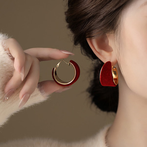 Pendientes de aro de terciopelo rojo con borde dorado y diseño geométrico para ocasiones de regalo - Product Image 1