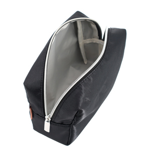 Nouveau design <span class=keywords><strong>de</strong></span> <span class=keywords><strong>tissu</strong></span> satiné <span class=keywords><strong>de</strong></span> soie brillant Organisateur <span class=keywords><strong>de</strong></span> <span class=keywords><strong>toilette</strong></span> cosmétique <span class=keywords><strong>de</strong></span> maquillage Sac <span class=keywords><strong>de</strong></span> beauté à fermeture éclair Pochette cadeau <span class=keywords><strong>de</strong></span> maquillage avec logo personnalisé - Product Image 6