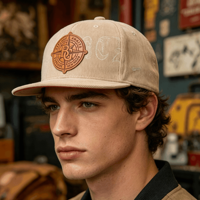 Casquette Snapback à Visière Plate en Corduroy Kaki avec Patch en Cuir Thème Boussole d'Aventure Personnalisé pour l'Extérieur – Vente en Gros