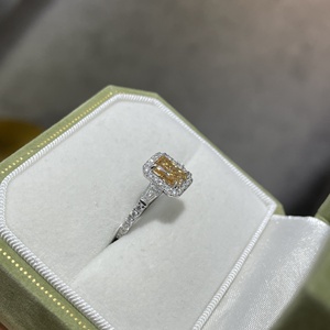 <span class=keywords><strong>Anello</strong></span> in argento 925 con moissanite color champagne <span class=keywords><strong>da</strong></span> <span class=keywords><strong>1</strong></span> <span class=keywords><strong>carato</strong></span>, taglio smeraldo baguette, placcato in rodio, <span class=keywords><strong>anello</strong></span> di fidanzamento per donna - Product Image 3