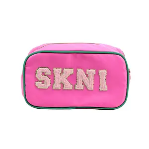 Trousse de maquillage en nylon personnalisée avec patchs étiquette promotionnelle grand sac de rangement de maquillage étui de maquillage cadeau pour femmes et filles