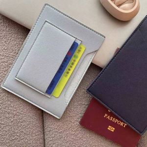 Funda de Pasaporte Delgada de Piel Sintética con Grabado en Relieve para Hombre y Mujer - Product Image 4
