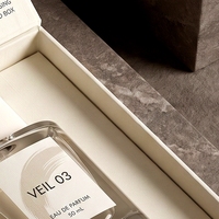 Boîte à parfum rigide de style livre blanc magnétique premium personnalisée avec insert ajusté pour présentation et emballage cadeau de parfum