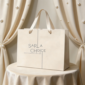 Borsa per la Spesa in Carta Kraft Beige Riciclata di Lusso con Logo Personalizzato, Manico a Nastro per Confezioni Regalo e Abbigliamento, Stampa Personalizzata - Product Image 1