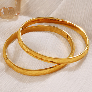 Pulsera Minimalista de Moda Europea y Americana con Corte de Diamante y Diseño de Ondas, Chapada en Oro de 18K, Diseño Abierto, Joyería Unisex - Product Image 1