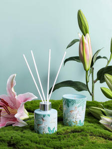 กล่องของขวัญอโรมาเธอราพีแบบกำหนดเอง เทียนไขถั่วเหลืองออร์แกนิก ปราศจากเปลวไฟ ดีไซน์หรูหราทันสมัย กลิ่นหอมสี่ฤดู สำหรับเทศกาลดีวาลี - Product Image 5