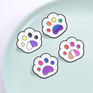Broche en émail motif patte arc-en-ciel, mignonne et colorée, pour chat et chien, idéale pour décorer un sac à dos - Product Image 3