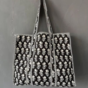 Bolso de Mano Acolchado de Algodón con Estampado de Bloques, Hecho a Mano, Arte Textil Tradicional Indio, Bolso de Hombro para Viajes y Compras - Product Image 1