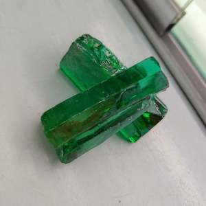 เพทายลูกบาศก์สังเคราะห์หินสีเขียวมรกตหยาบ - Product Image 2