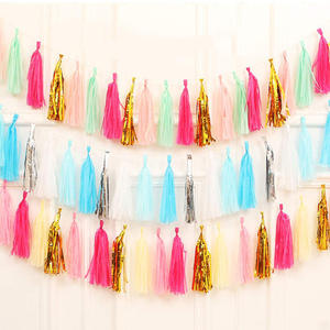 <span class=keywords><strong>Guirlande</strong></span> de pompons en papier <span class=keywords><strong>crépon</strong></span> pour la décoration de fête et de la maison - Product Image 1