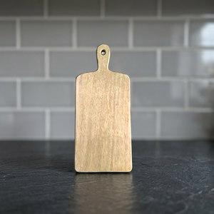 Planche à découper en bois artisanale DnU, forme rectangulaire avec poignée, emballage individuel, bloc de découpe en bois naturel fait à la main - Product Image 3
