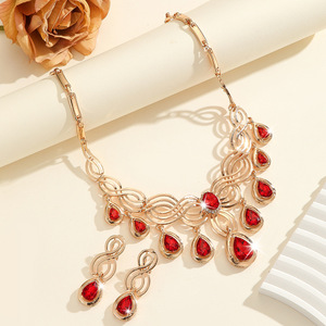 Parure de bijoux deux pièces pour femme, collier et boucles d'oreilles pendantes rouges incrustées de diamants, style mode exagéré, pour mariage - Product Image 4