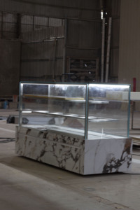 Vitrine à bijoux en verre sur mesure haut de gamme avec écran LED, étanche, portable, étagère flottante pour magasins de détail et centres commerciaux - Product Image 3