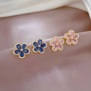Exquisito Conjunto de Joyería de Boda con Flores Huecas y Circonitas: Collar, Pendientes y Anillo de Zirconia Rosa Brillante - Product Image 5