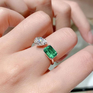 Anello Smeraldo F1748 con Taglio a Pera e Montatura a Griffe, Anello Classico da Donna con Gemma Preziosa per Fidanzamento - Product Image 2