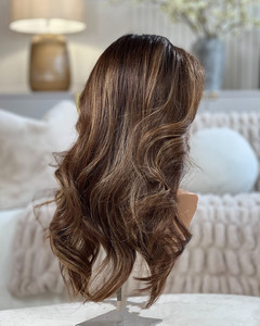 Pelucas <span class=keywords><strong>Balayage</strong></span> Color Marrón, <span class=keywords><strong>Cabello</strong></span> Europeo, Doble Trama, Reflejos Cenizos, <span class=keywords><strong>Ondulado</strong></span> Natural, Peluca Judía Kosher, Nudos Invisibles, Nudos Decolorados - Product Image 5