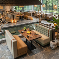 Ensemble table et chaises en bois pour grand restaurant, design moderne, avec banquette en cuir et bois, mobilier de restauration