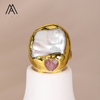 Bague Statement Vintage en Or avec Perle Baroque Irrégulière et Pierre Bleue, Accessoire Quotidien pour Femme