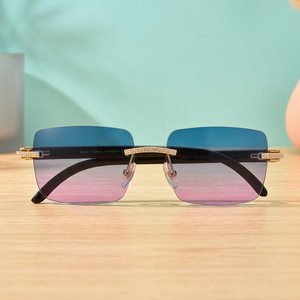 Gafas de Sol Rectangulares Sin Montura, Lentes Azules Degradados, Detalles Dorados, Protección UV400, Unisex para Adultos - Product Image 4
