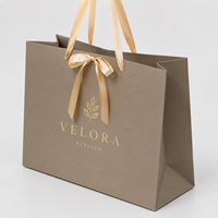 Sac de fête de mariage professionnel sophistiqué en papier rigide avec dorure à chaud, revêtement mat recyclable et poignée en ruban personnalisable