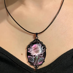 Collier pendentif en verre rose sexy transparent à motif de pétales de rose - Product Image 6